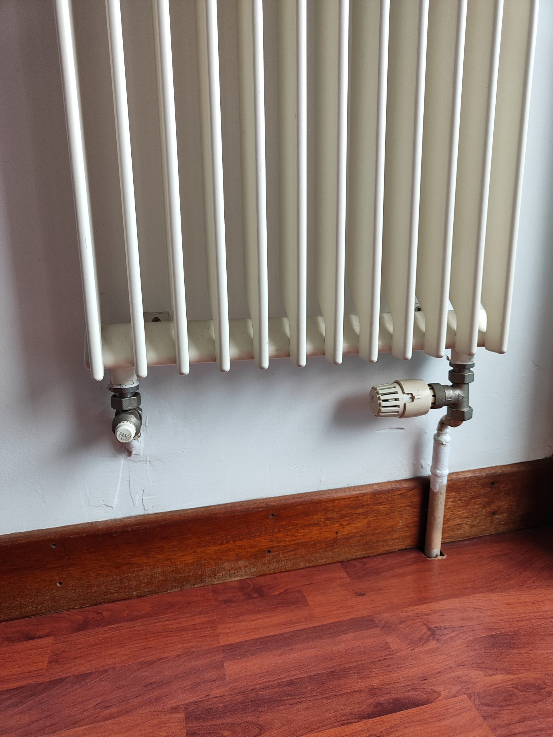 Tête thermostatique installée en bas d'un radiateur